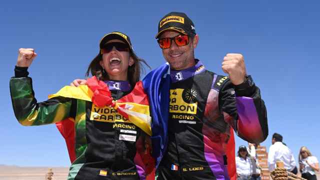 Cristina Gutiérrez y Sebastien Loeb celebran su victoria en la Extreme-E