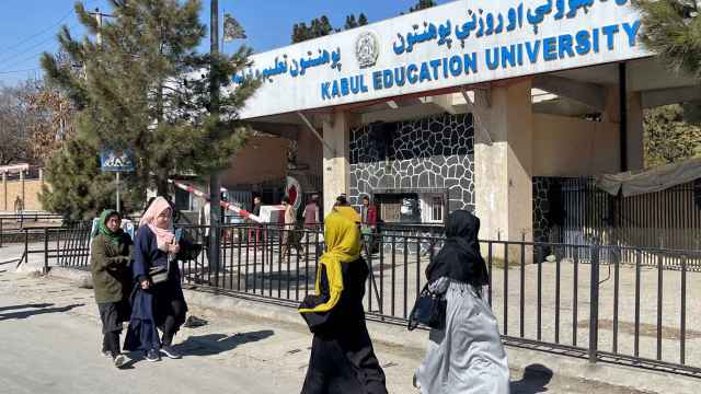 Las estudiantes caminan frente a la Universidad de Educación de Kabul en Kabul.