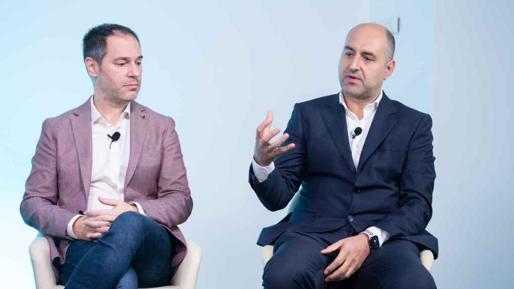 Albert Pareja ( CaixaBank Tech) y Leandro Hermida (Ibercaja), en el evento 'Experiencia de empleado para lograr la excelencia en la experiencia de cliente' organizado por EL ESPAÑOL-Invertia junto a Microsoft.