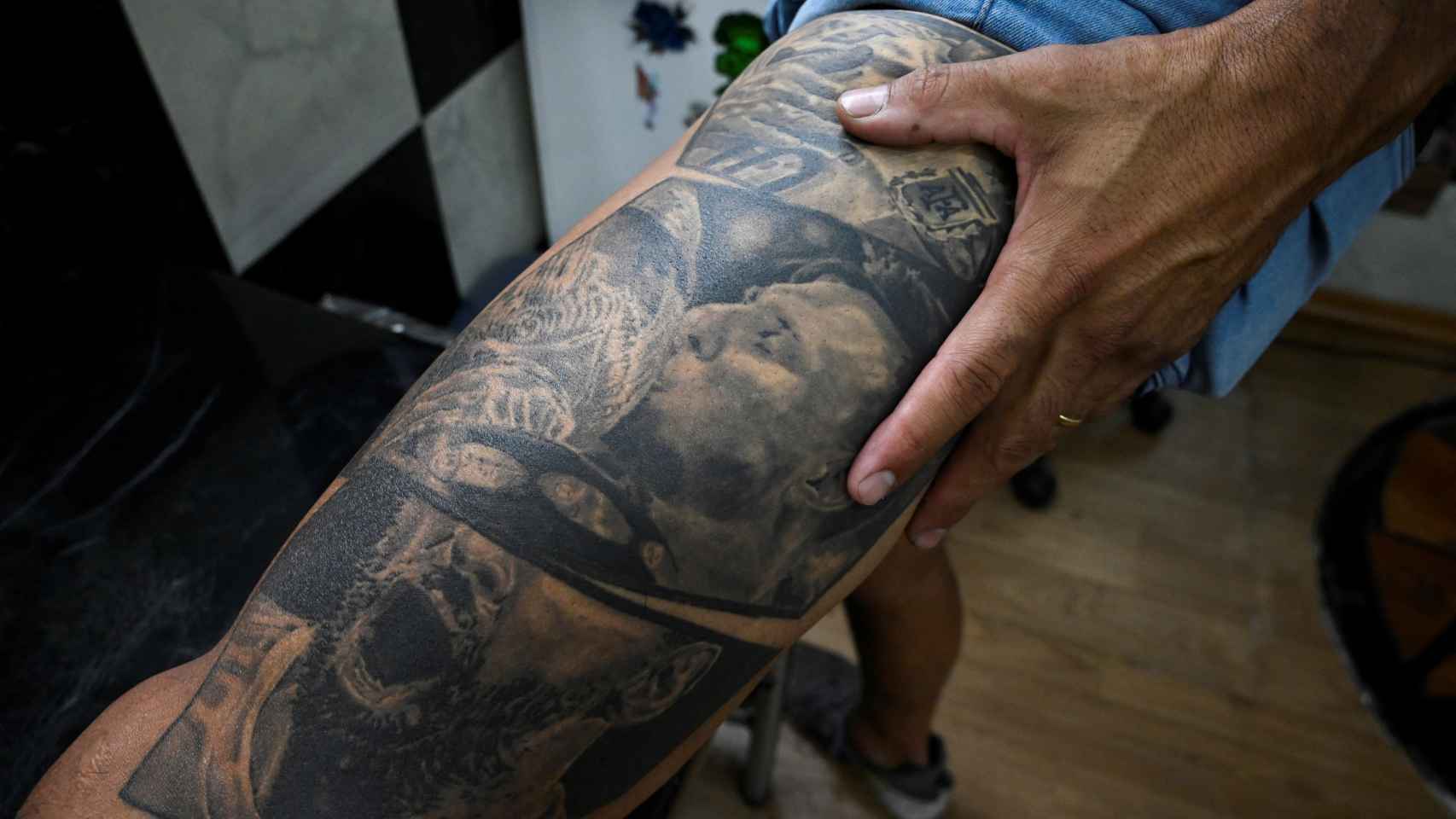 Tatuaje de Messi besando la Copa.