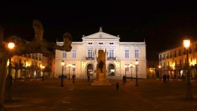 Imagen de archivo de la Plaza Mayor de Palencia de noche.