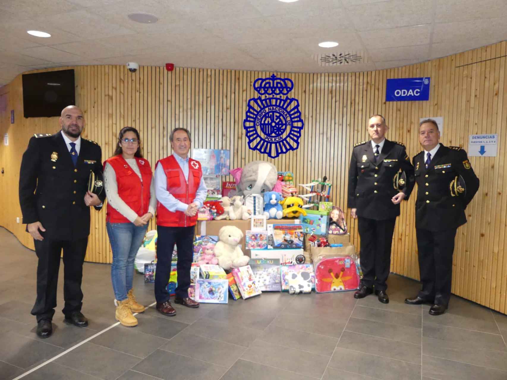 La Policía Nacional hace entrega de juguetes a Cruz Roja en Salamanca.