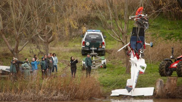 El ultraligero estrellado en el Duero es retirado este miércoles por efectivos de la Guardia Civil.