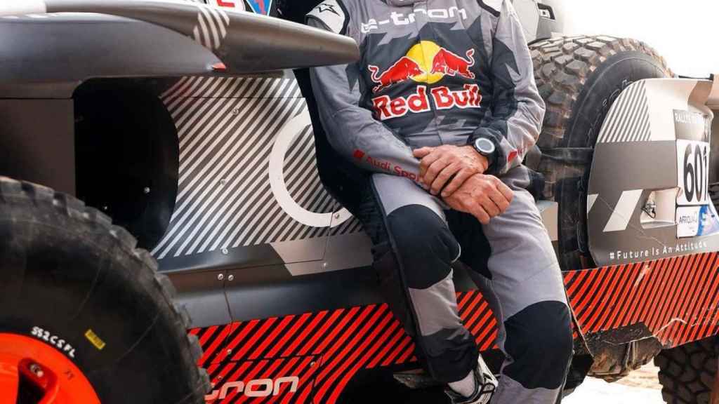 Carlos Sainz junto a su Audi RS Q-etron E2
