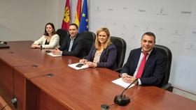 El presidente de la Diputación de Cuenca, Álvaro Martínez Chana, y la delegada del Gobierno regional en Cuenca, María Ángeles Martínez, junto a otras personas en rueda de prensa