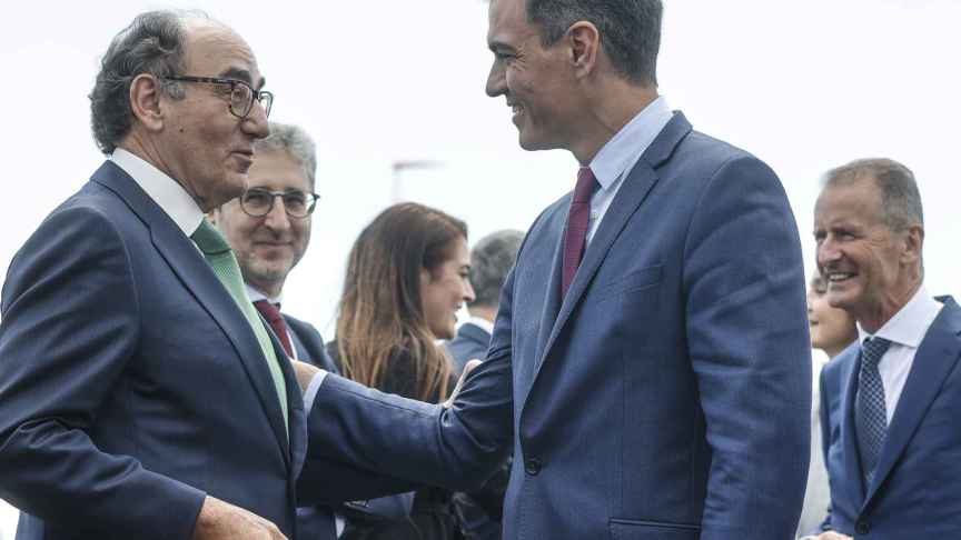 El presidente del Gobierno, Pedro Sánchez (d), saluda al presidente de Iberdrola, Ignacio Sánchez Galán (i), durante la presentación del proyecto de gigafactoría de baterías de Volkswagen, a 5 de mayo de 2022, en Sagunto, Valencia, Comunidad Valenciana (España).