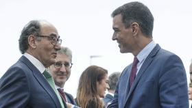 El presidente del Gobierno, Pedro Sánchez (d), saluda al presidente de Iberdrola, Ignacio Sánchez Galán (i), durante la presentación del proyecto de gigafactoría de baterías de Volkswagen, en Sagunto, Valencia, Comunidad Valenciana (España).