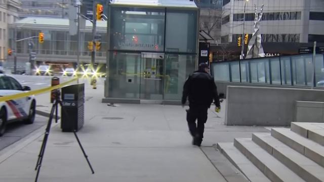 Lugar donde un hombre fue apuñalado este domingo en Toronto.