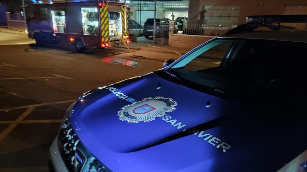 Una patrulla de la Policía Local frente al dúplex de El Mirador donde se originó un incendio, la madrugada de este jueves, que se saldó con la muerte de un hombre.
