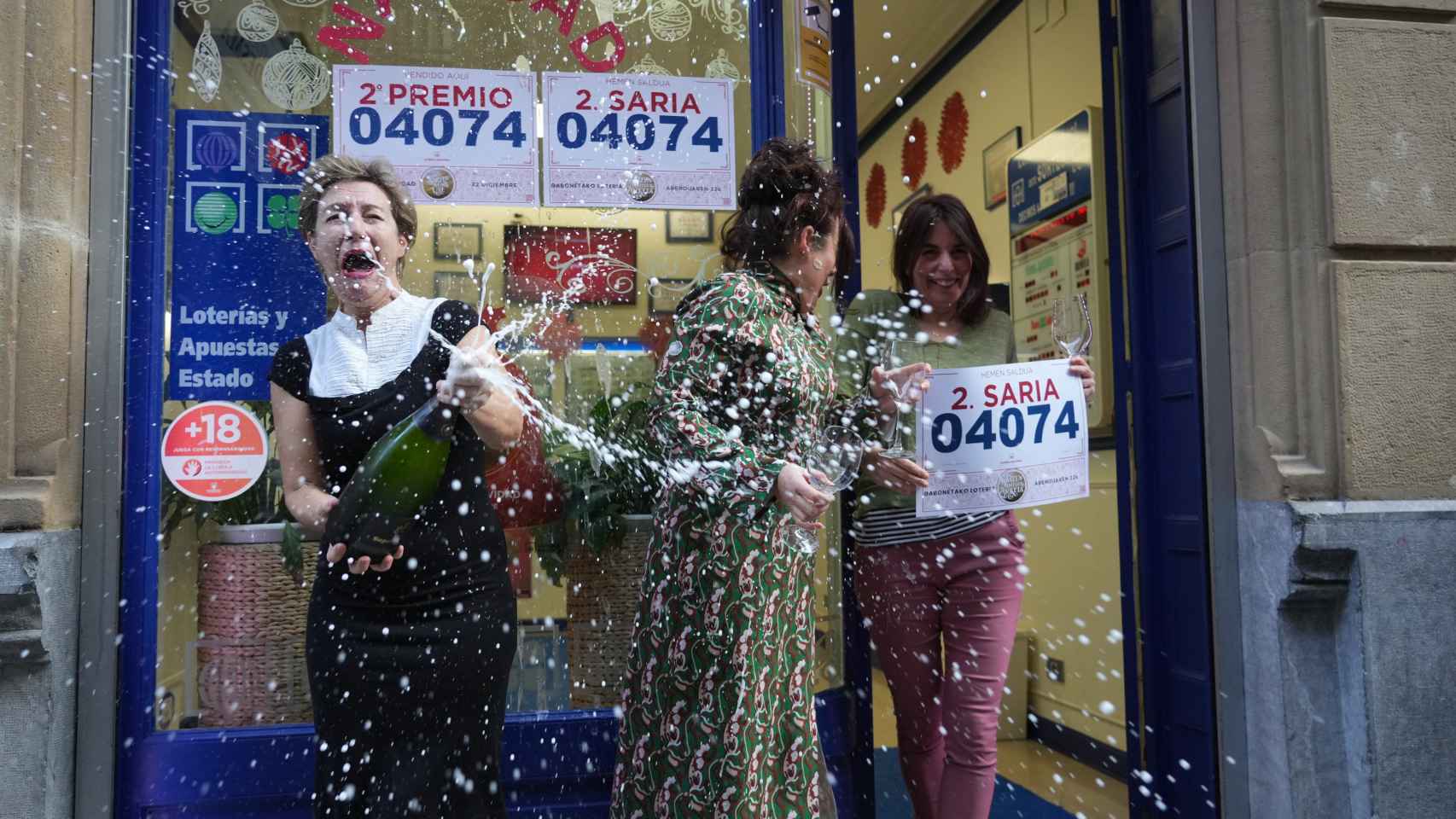 Empleadas de una administración de Bilbao celebran el segundo premio de la Lotería de Navidad.
