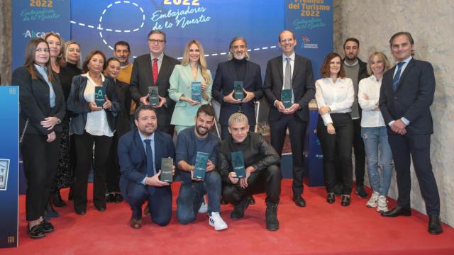 Los ganadores de la segunda gala del turismo posan en el castillo de Santa Bárbara.