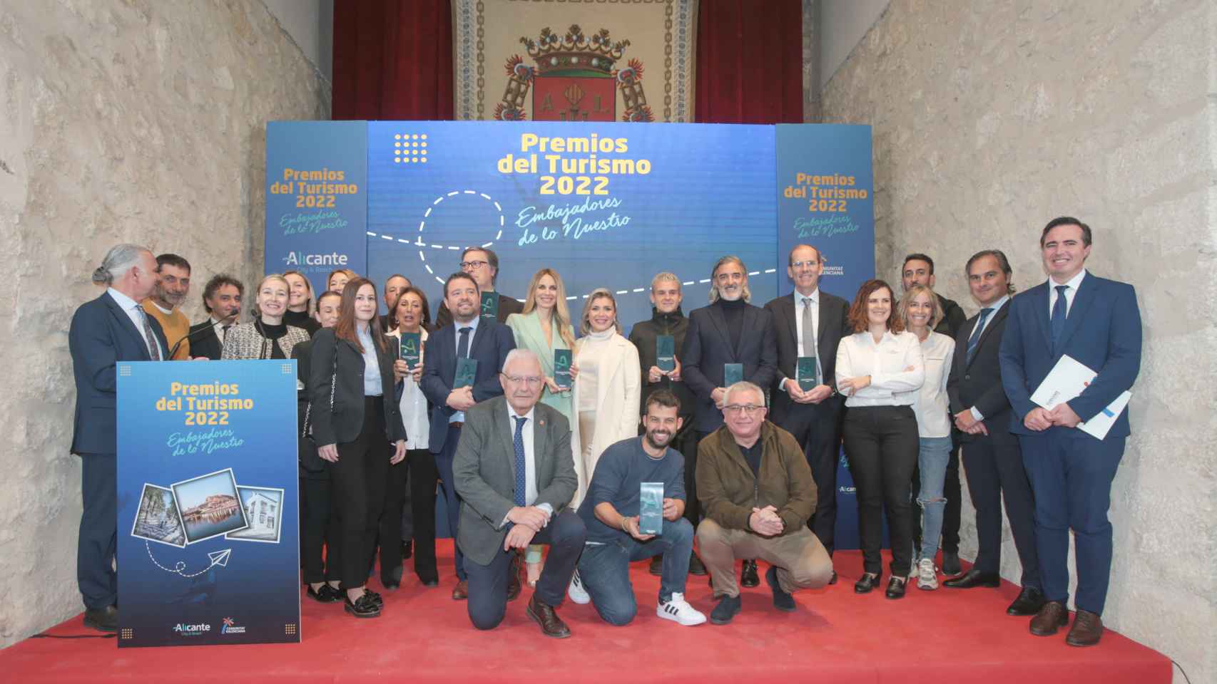 Foto de familia de los ganadores de la segunda gala del turismo en Alicante
