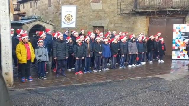 Niños del Colegio Divina Providencia cantando en la Culebra