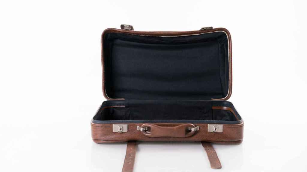 Imagen de archivo de un maletín marrón vacío.
