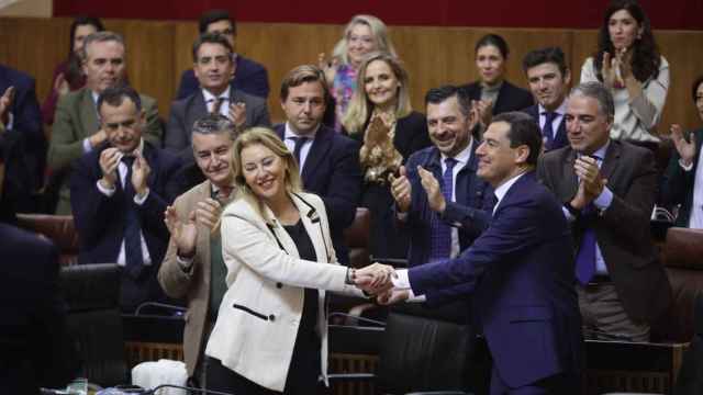 El presidente de la Junta, Juanma Moreno, felicita a la consejera de Economía, Carolina España, tras aprobar el Presupuesto andaluz.