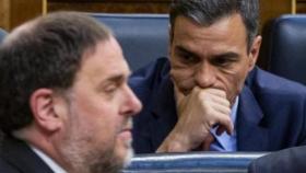 Pedro Sánchez, presidente del Gobierno, ante Oriol Junqueras, presidente de ERC.