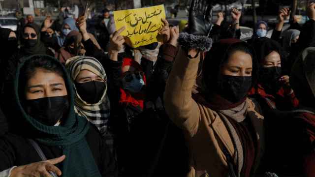 Decenas de mujeres se manifiestan en Kabul en contra del veto talibán