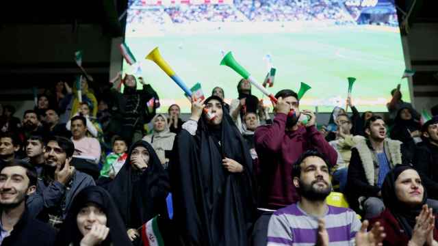 Aficionados iraníes siguen el partido del Mundial de Qatar entre Irán y EEUU en una plaza de Teherán.