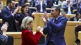 El presidente del Gobierno, Pedro Sánchez, en el Senado este miércoles, junto a la vicepresidenta Nadia Calviño.