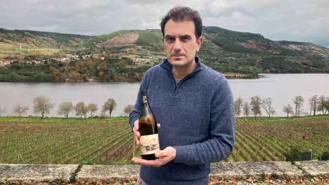 El bodeguero Javier González Sabucedo, sujetando la botella de vino Ramón do Casar Nobre 2020, el mejor de España.