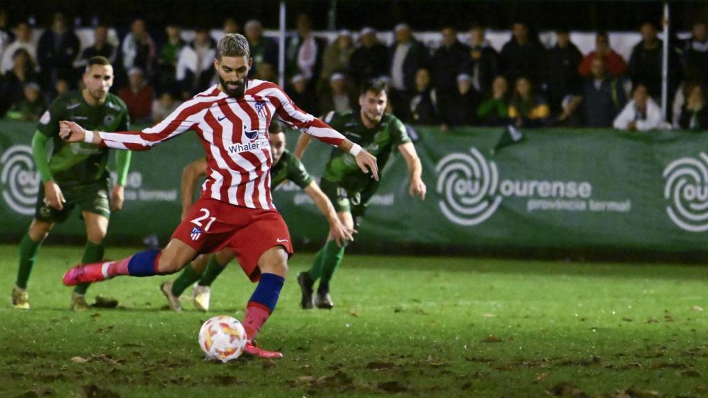 Carrasco ejecuta el penalti.