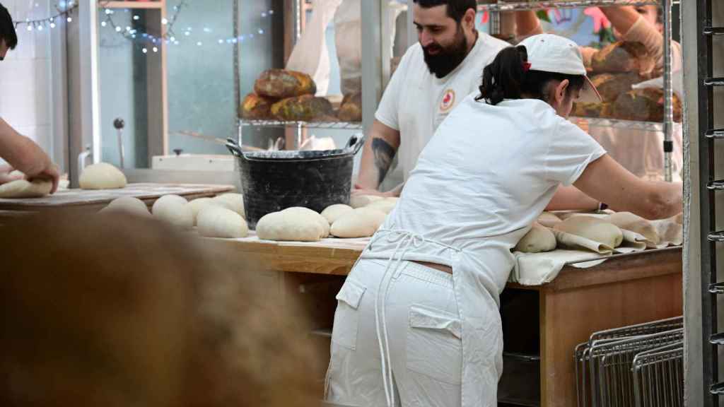 Amasado del pan en el obrador de La Cremita.