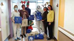 Imagen de un momento de la donación de juguetes de Michelin en el hospital Santos Reyes de Aranda de Duero