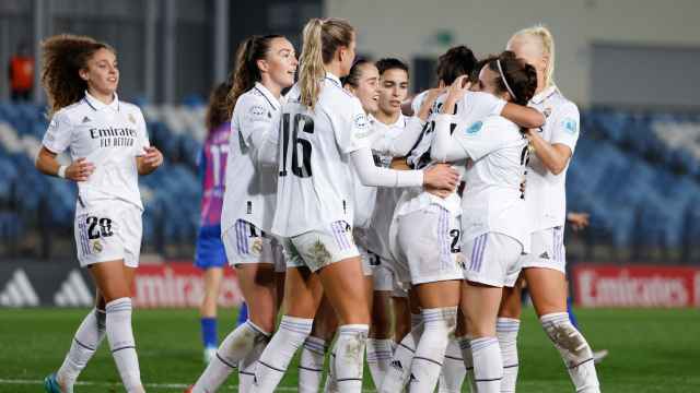 Las jugadoras del Real Madrid Femenino celebran uno de los goles.