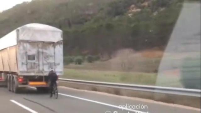 Graban la temeridad de un ciclista, pegado a un camión, en una carretera de Guadalajara