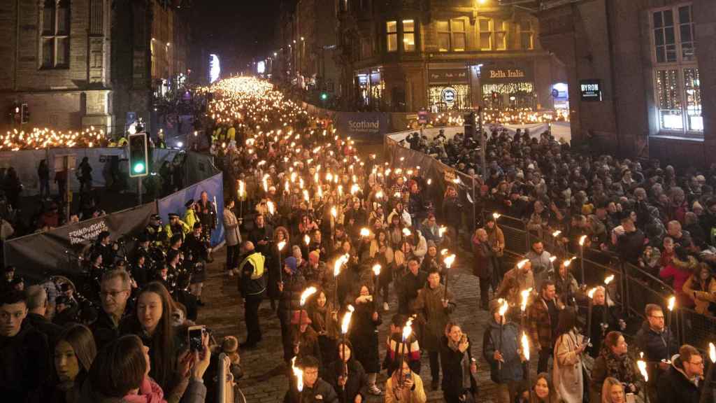 La procesión de antorchas precede a la festividad de Hogmanay, la nochevieja escocesa.