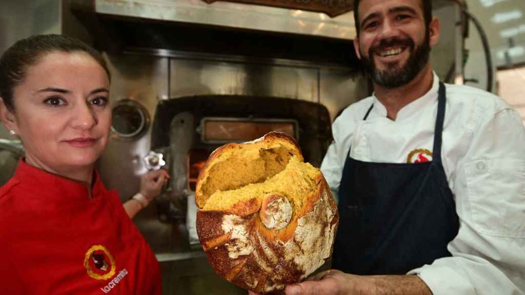 Mari Ángeles Aído y Daniel Ramos, en el horno de leña donde elaboran sus famosos panes.