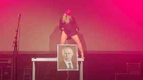 Una integrante de Pussy Riot orina sobre un retrato de Putin en el videoclip de 'Mama, Don't Watch TV'