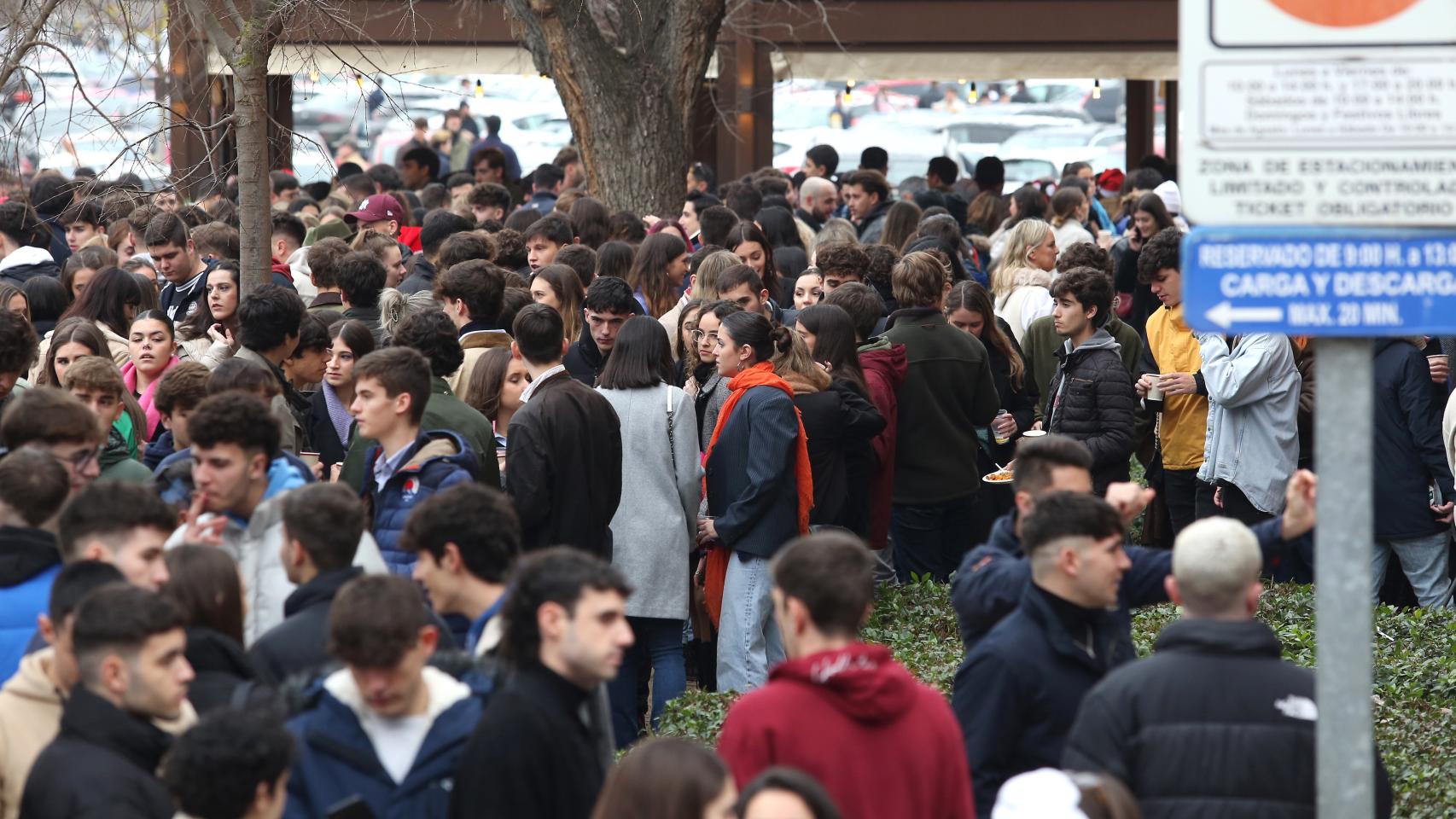 Las calles de Toledo se llenan en las tradicionales migas de Nochebuena: todas las fotos