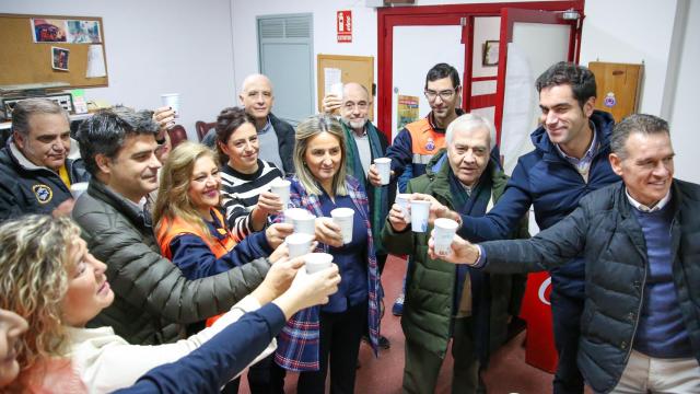 Tolón brinda con Bomberos, Policía Local y Protección Civil por la salud y la prosperidad