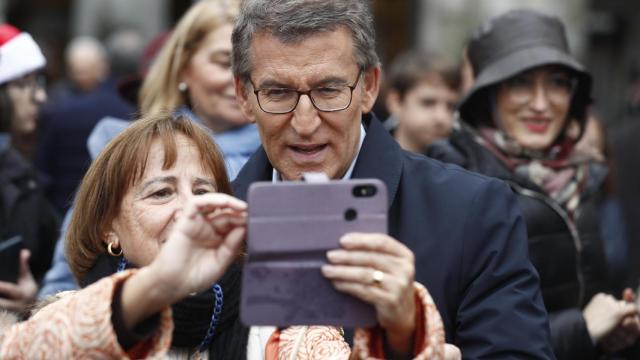 Feijóo, durante su visita este viernes al mercado navideño de la Plaza Mayor de Madrid junto a Díaz Ayuso.