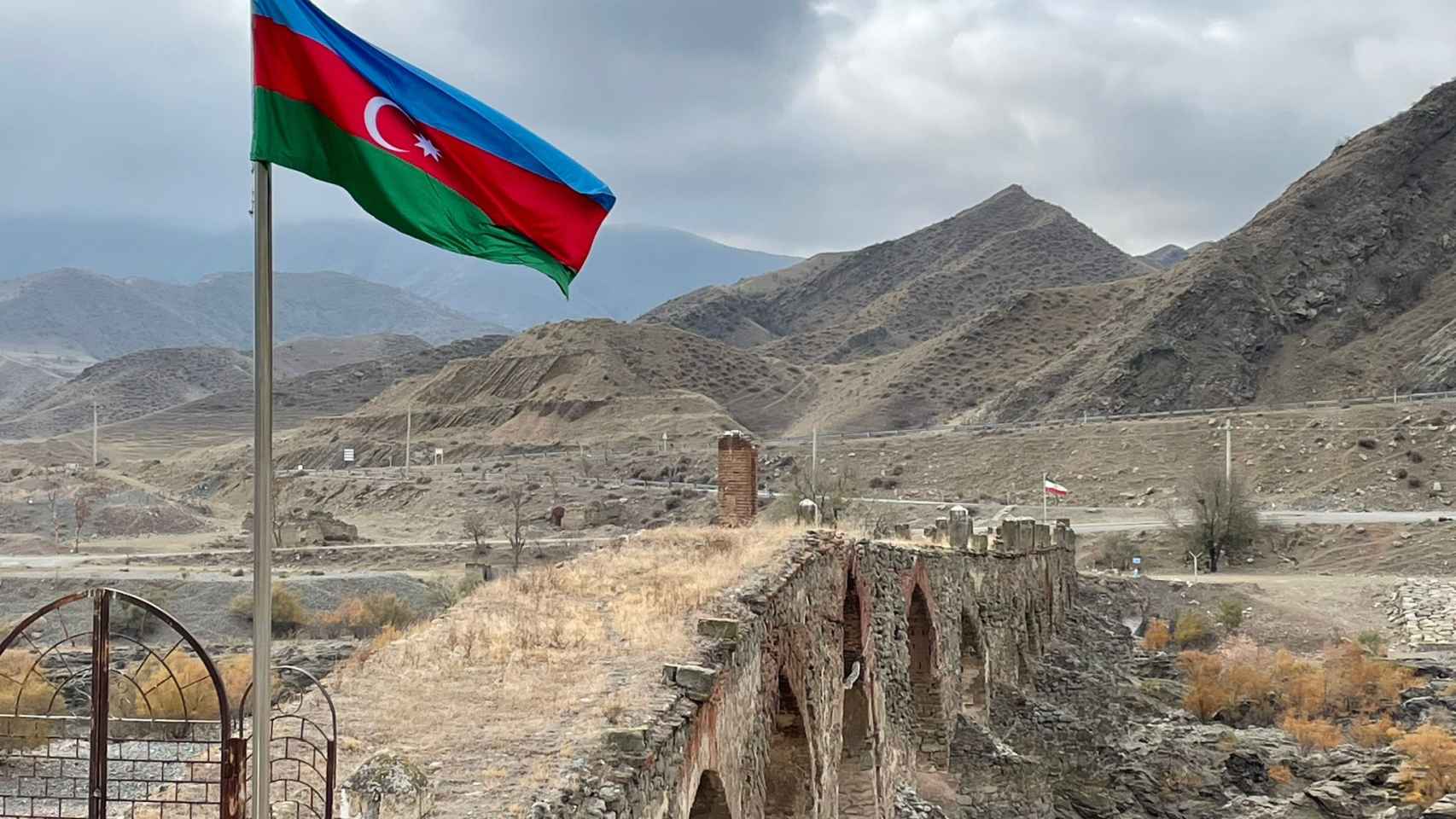 Azerbaiyán e Irán, separadas por el Puente Judafereín, 15 arcos de piedra con 800 años de historia, cerrado.