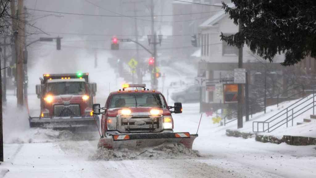 En Cleveland todo tipo de vehículos están implicados en retirar la nieve de las carreteras.