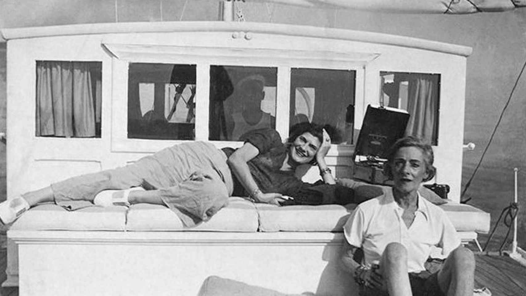 Coco Chanel (tumbada) y Roussy Mdivany, durante un paseo en barco.
