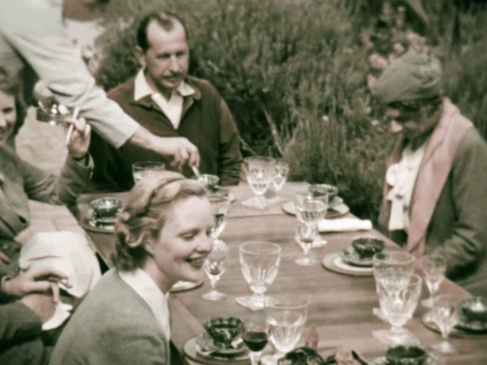 Comida en Cap Roig con amigos, al fondo, Nikolai Woevodsky; en primer plano, la actriz Madeleine Carroll.