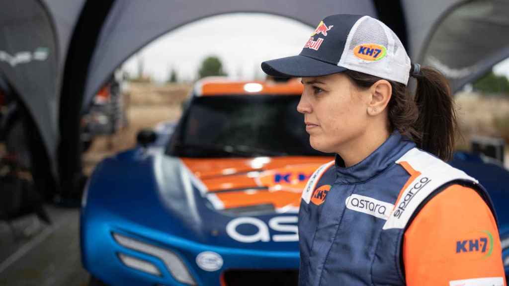 Laia Sanz junto a su buggy 4x2 7.0 V8 Century del equipo ASTARA para el Dakar 2023