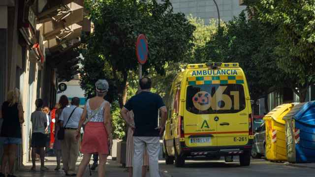 Una imagen de archivo en una ambulancia en Málaga.