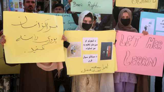 Refugiados afganos en Pakistán protestan contra el régimen talibán.