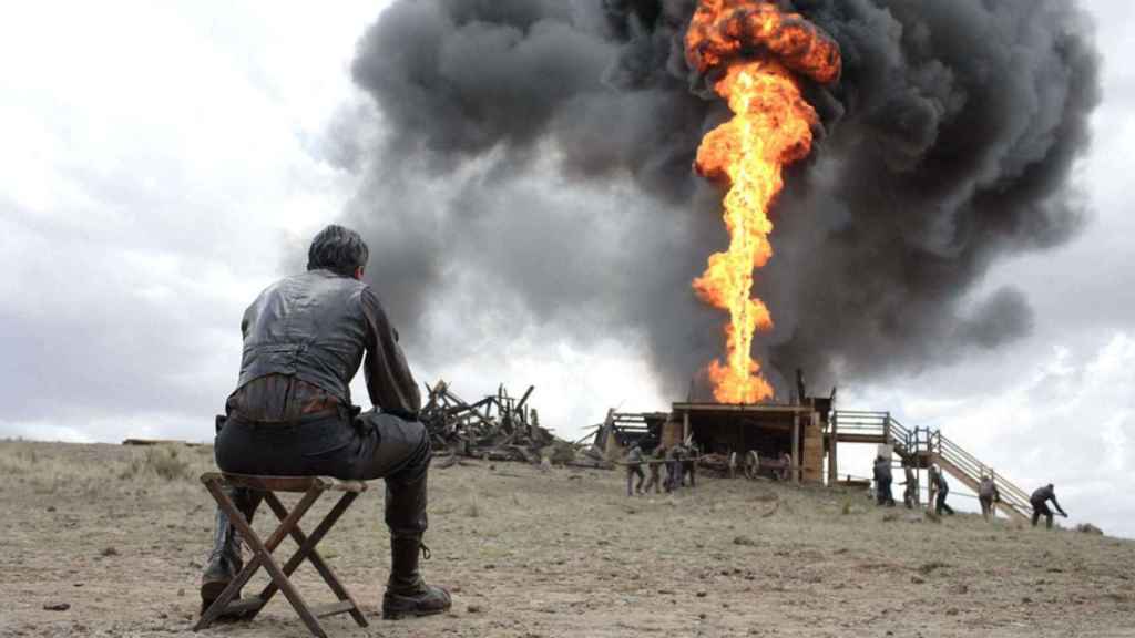 Imagen de una explotación petrolífera en la película 'There will be blood'.