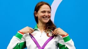 La nadadora bielorrusa Aliaksandra Herasimenia, con una de sus medallas en Londres 2012.