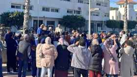 Protesta por las colas en el paso de Melilla, este lunes, ante la Delegación del Gobierno en Nador.