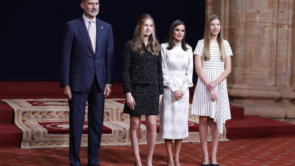 Los reyes de España, Felipe VI y Letizia, junto a sus hijas, Leonor y Sofía, en los Premios Princesa de Asturias, el pasado mes de octubre.