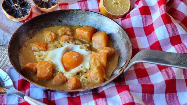 Huevos al plato con curry de boniato, un plato único para todos los días