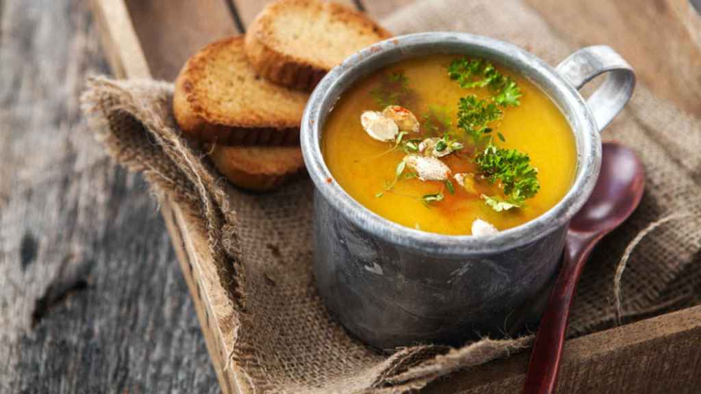 Cómo hacer sopa de ajo sencilla, la receta de aprovechamiento que te  enamorará
