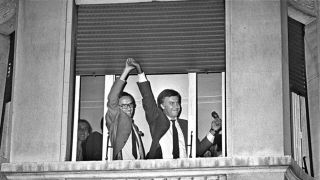 Alfonso Guerra y Felipe González celebran la victoria electoral socialista de octubre de 1982