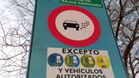 Señal que anuncia la entrada en una Zona de Bajas Emisiones (ZBE) de Madrid.